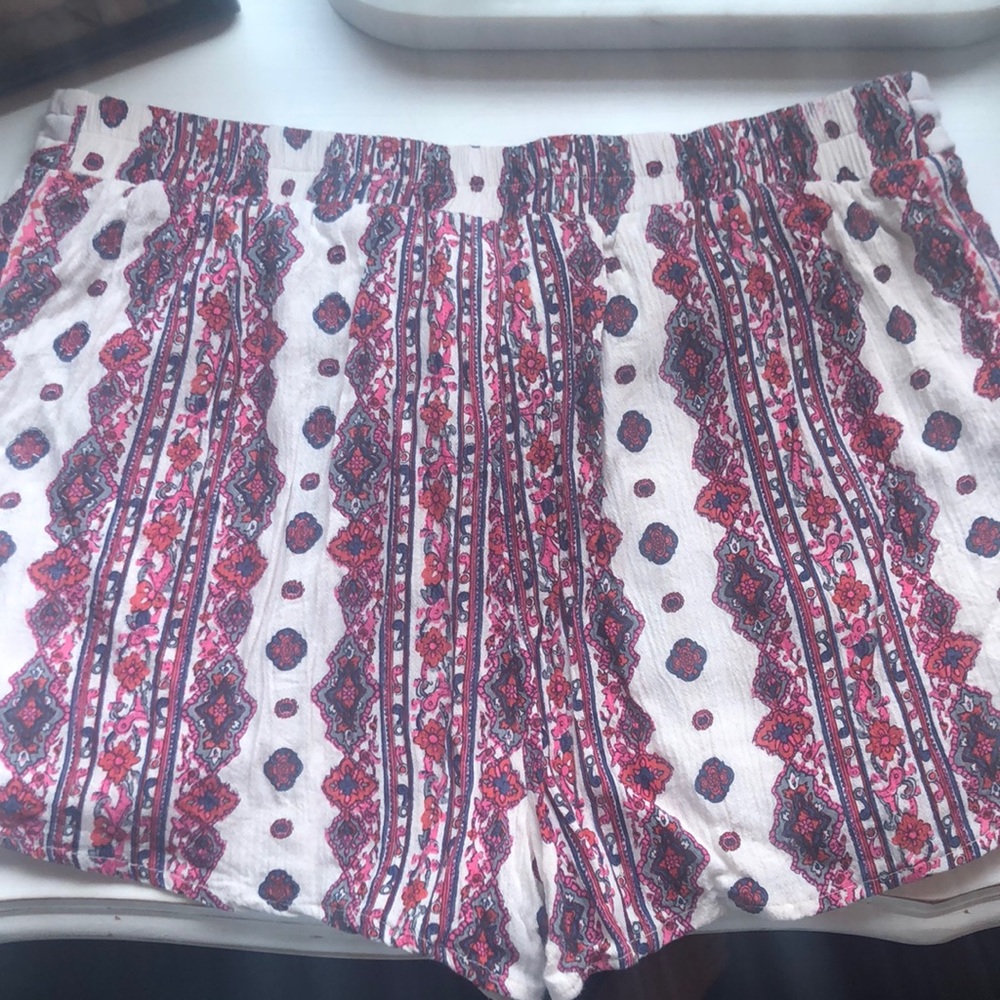 Patterned Flowy Shorts - Picture 9 of 10